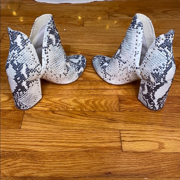 Steve Madden Snakeskin Rockstar Bootie 10 - Picture 6 of 9